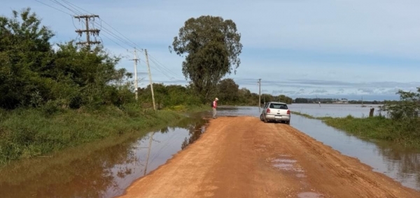 Cheia alaga estrada e balsa é suspensa no São Lourenço 