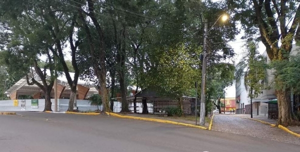Prefeitura proíbe estacionamento em quadras da Praça Honorato 
