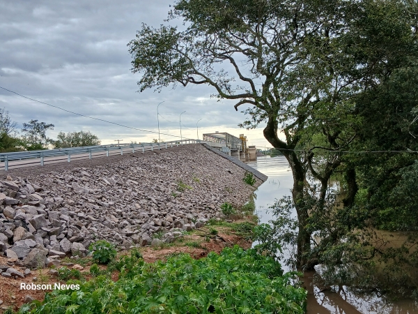 Rio Jacuí baixa mais 20 centímetros, mas está quase cinco metros acima do normal em Cachoeira 