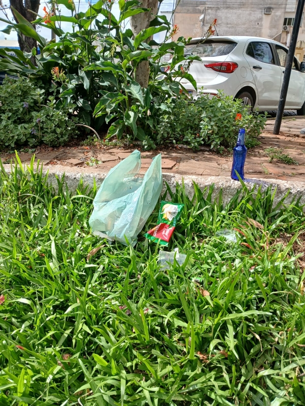 Leitor critica acúmulo de lixo e depredação na Praça José Bonifácio