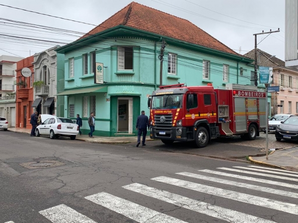 Princípio de incêndio em veículo na Saldanha Marinho 