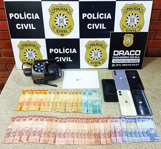 Mãe e filha presas sob suspeita de tráfico