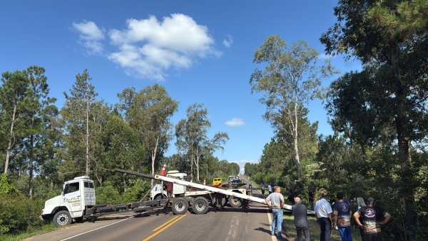 Caminhão de arroz vira na BR 153