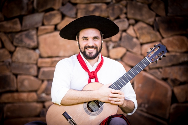 Domingo de música campeira no CTG Estância do Chimarrão