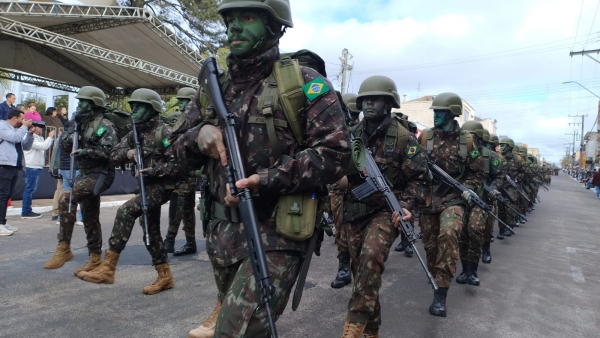 Exército abre o desfile em manhã gelada em Cachoeira do Sul 