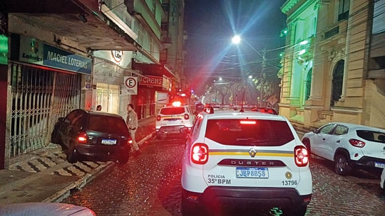 Carro bate em lotérica