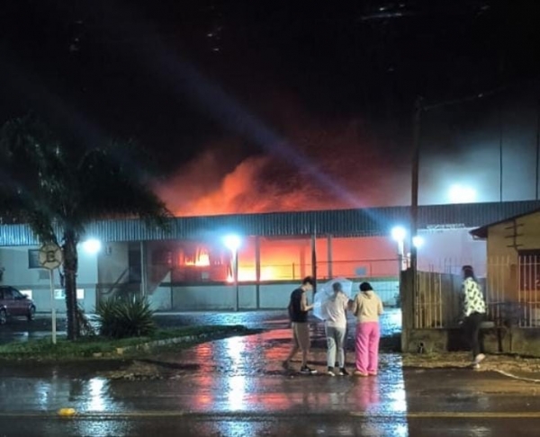 Incêndio atinge ônibus na garagem da TNSG 