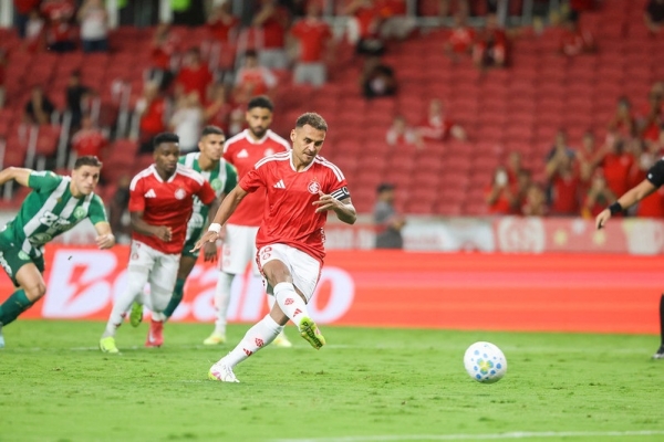 Inter bate a Chapecoense por 2 a 0 e sobe no Brasileirão