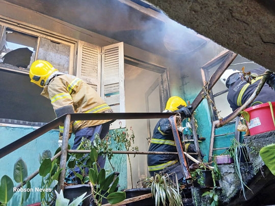 Casa e salão de beleza são destruídos pelo fogo na Fontoura Xavier
