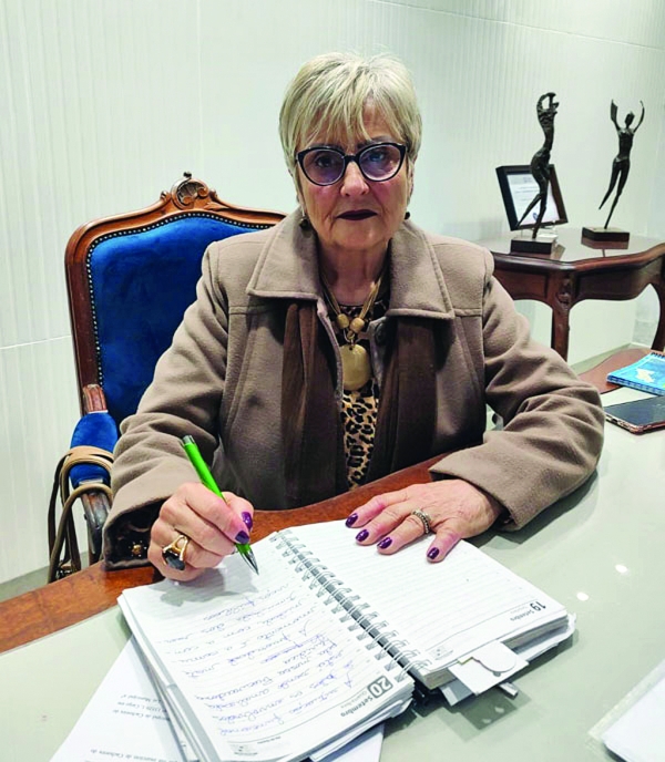 Angela reúne equipe para enfrentar a crise