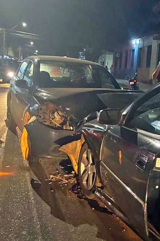 Acidente fere três na Avenida Brasil
