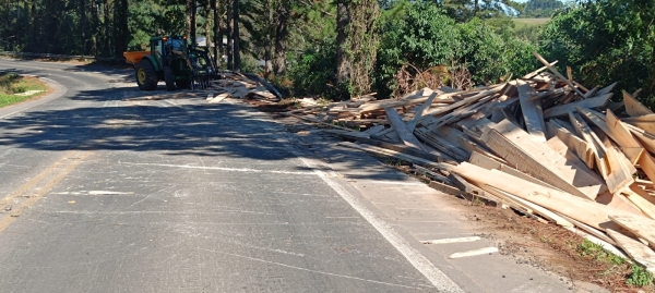Caminhão é flagrado 32 toneladas de excesso de peso