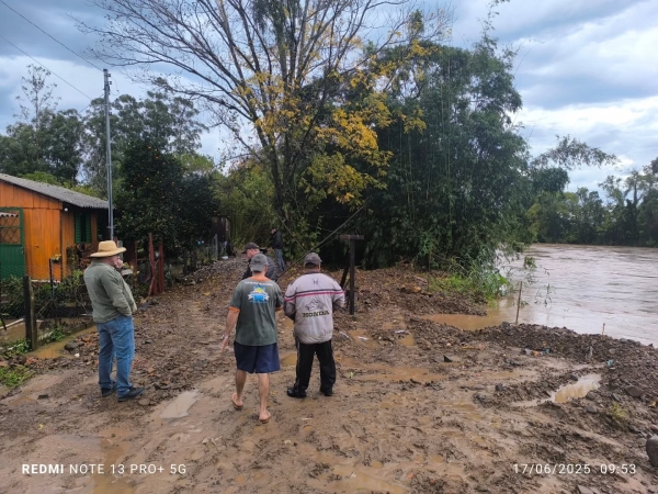Chuvarada interdita estradas em Paraíso do Sul