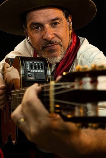 Érlon Péricles canta nesta terça-feira no palco da Feapec