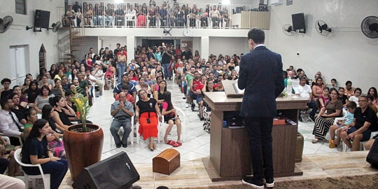 Pastor mirim atrai multidão em culto