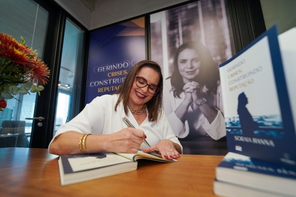 Soraia Hanna recebe lideranças e autoridades em sessão especial de autógrafos de novo livro