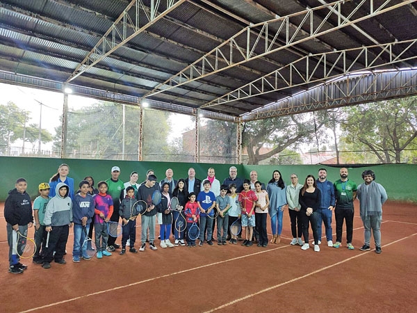 20 alunos da rede municipal estão no projeto Tênis SRB