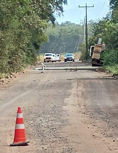 Queda de poste tranca a estrada da Praia Nova