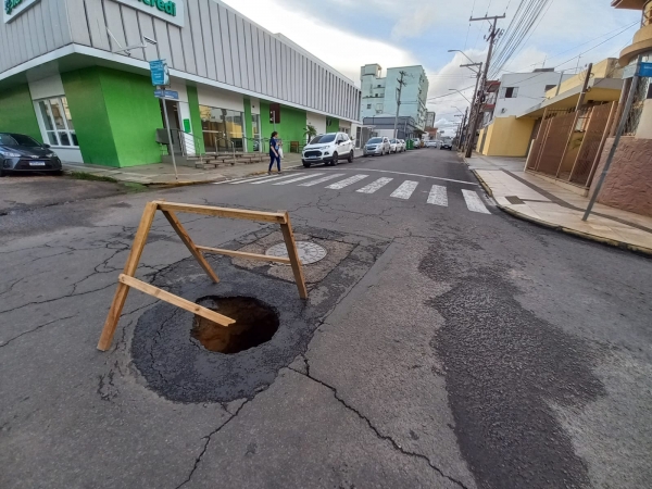Buraco se abre no asfalto da Rua Saldanha Marinho