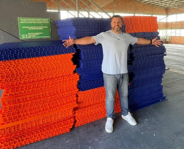 Novo piso do Ginásio Derlizão pronto para a instalação 