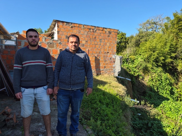 Desbarrancamento ameaça residências no Bairro Tibiriçá