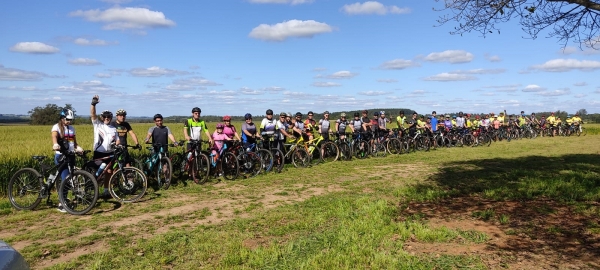 Pedala de sábado vai pelo asfalto até a Ferreira