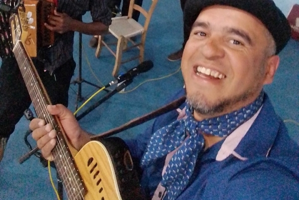Júlio Machado canta nesta quarta-feira na Feapec