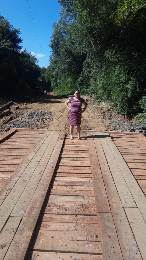 Agricultora agradece nova ponte na Picada do Pinheiro