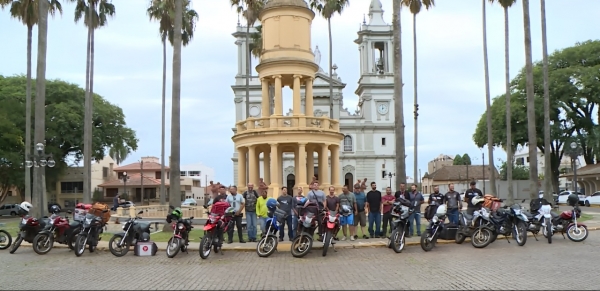 Motoboys celebram o Dia do Trabalhador no Centro Esportivo Municipal