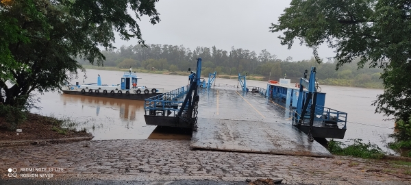 Rio Jacuí começa a baixar, mas ainda não o suficiente para a volta da balsa 