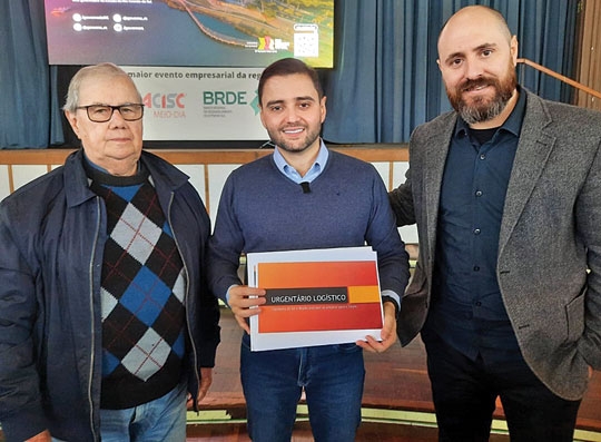 Pedro Lopes entrega urgentário de logística