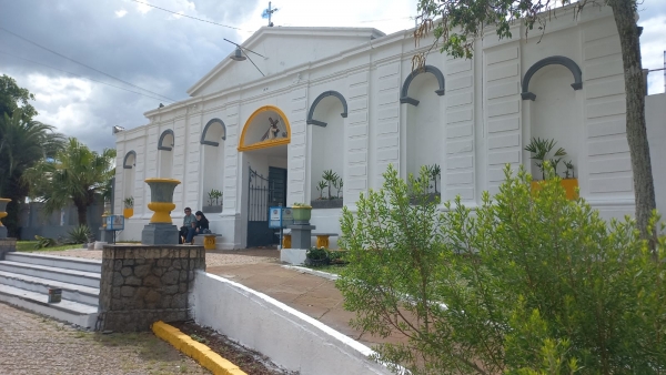 Fachada renovada no Cemitério Municipal