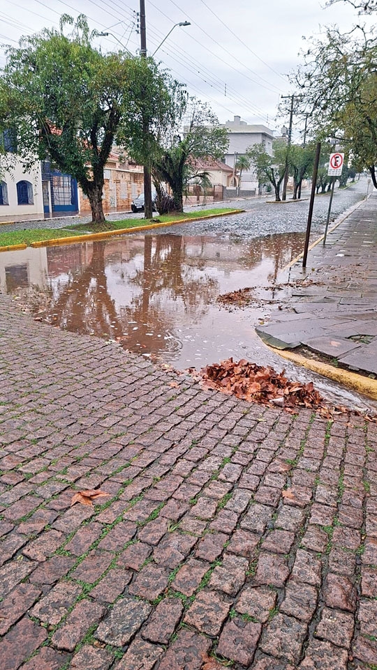 Alagamentos atrapalham dia dos cachoeirenses