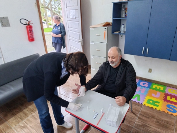 Servidores de Novo Cabrais fazem testes para hepatites virais 