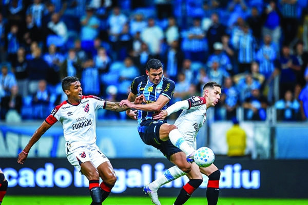 Grêmio derrota o Furacão por 2 a 0 e deixa o Z-4 do Brasileirão