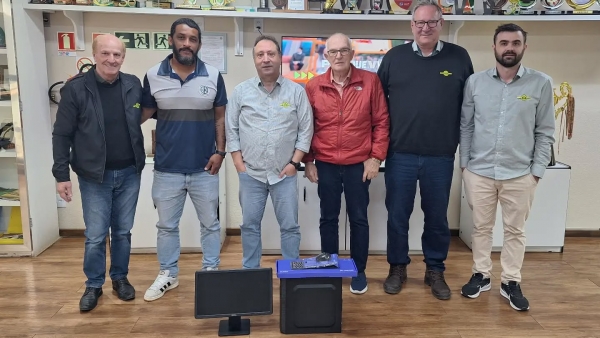 Celetro doa computador à Associação Esportiva C18
