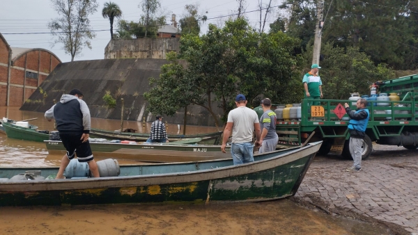 Carga de gás de cozinha chega de barco a Cachoeira do Sul 