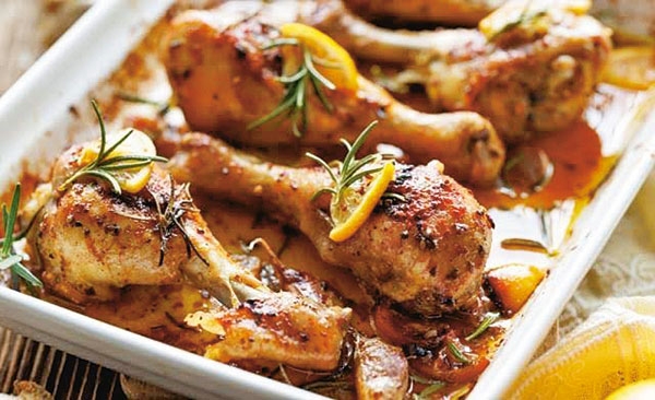 Coxa de frango assada ao alho e limão siciliano com batatas rústicas