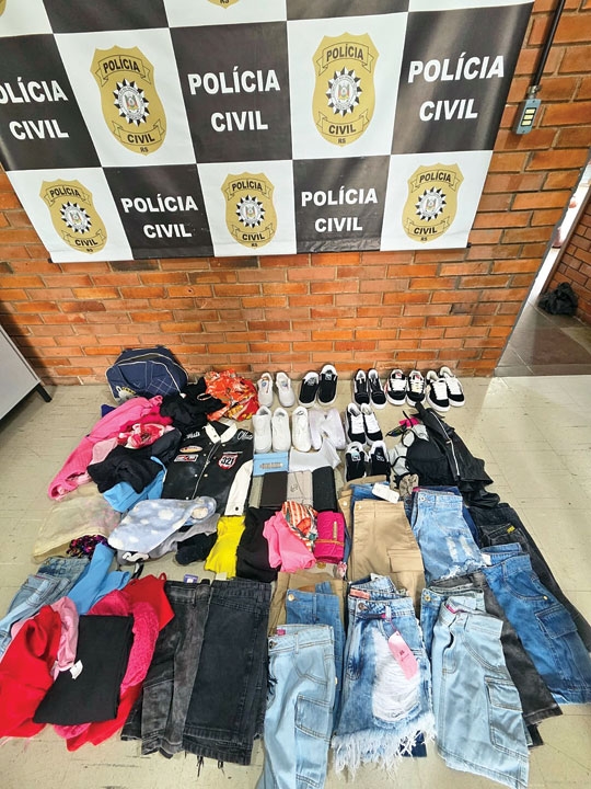 Dupla é presa por suspeita de furto