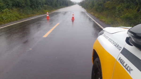Água passa sobre a pista e interdita a ERS 403