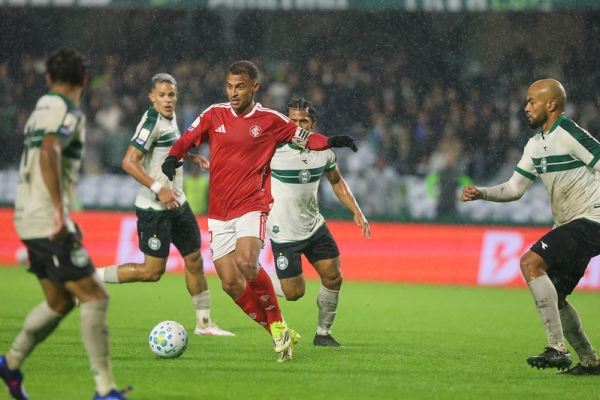 Inter busca 2 a 2 com Coritiba no lance final