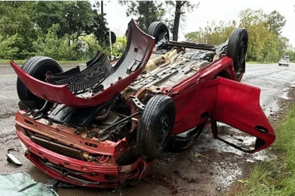Carro capota e deixa motorista ferido na BR 153