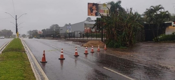 Alagamento interdita trecho da Avenida Marcelo Gama 