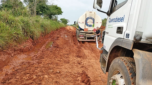 Atoleiro desafia caminhões no Barro Vermelho