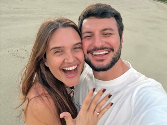 Juliana Paiva anuncia noivado com Danilo Partezani