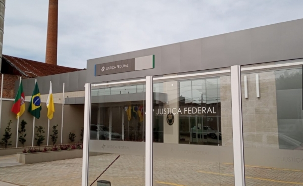 Justiça Federal suspende atendimento presencial por risco de quedas em prédio vizinho
