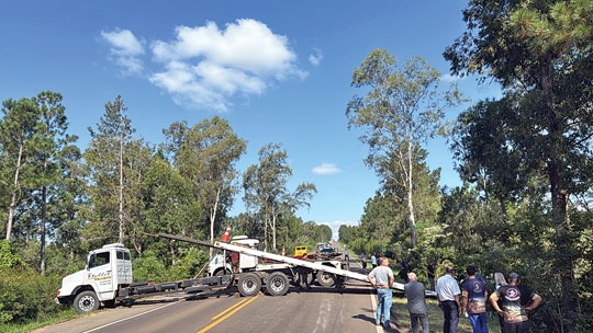 Caminhão de arroz vira na BR 153