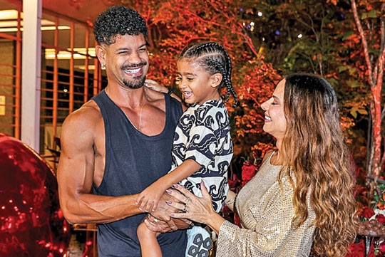 Viviane Araújo comemora aniversário de 51 anos com familiares e famosos