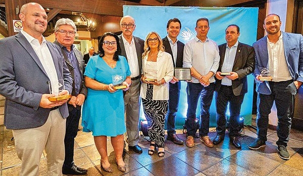 Carlos Joel recebe o Troféu Solução 2025