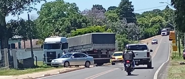 Carreta invade calçada perto de escola na Volta da Charqueada 